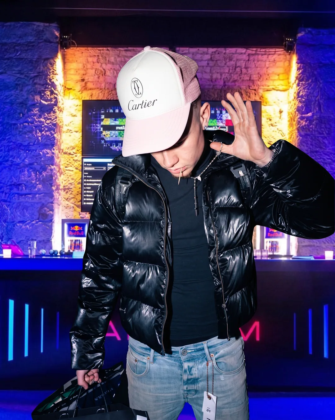 KONYGEBONY im Club mit Cartier-Cap